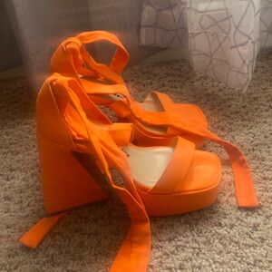 Heeled sandals that ties up around legs